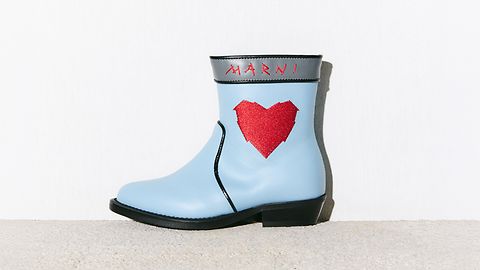 Bota azul cielo con corazón rojo en una ficha de tienda online